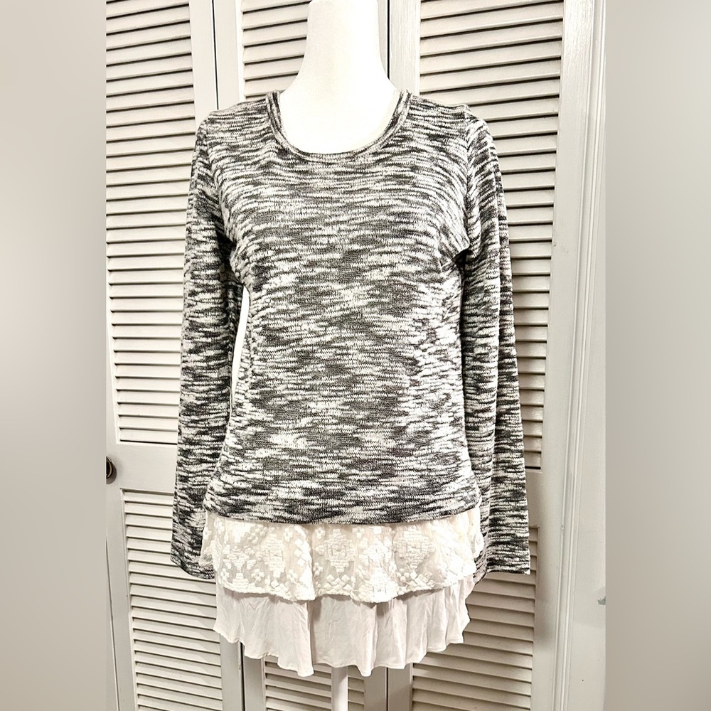 Karen Kane gray/black/white long sleeve top w/lace hem. size L Great condition!